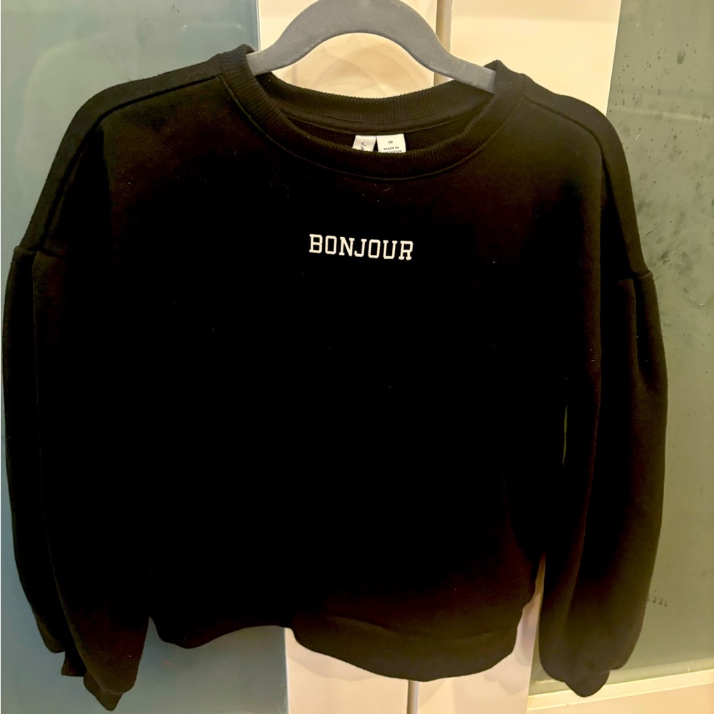 Soft sweatshirt with drop sleeves.